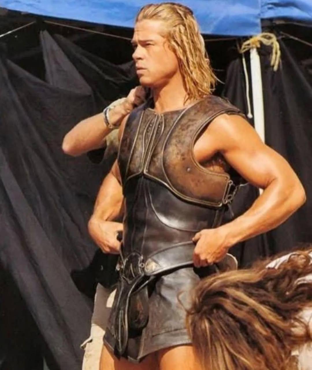 Брэд Питт перед съемками в роли Ахиллеса в фильме «Троя» (2004) полгода потратил на походы в зал и оттачивание силуэта, чтобы привести себя в форму, выгравировать своё тело, как у греческой статуи, и обучиться навыкам владения мечом.