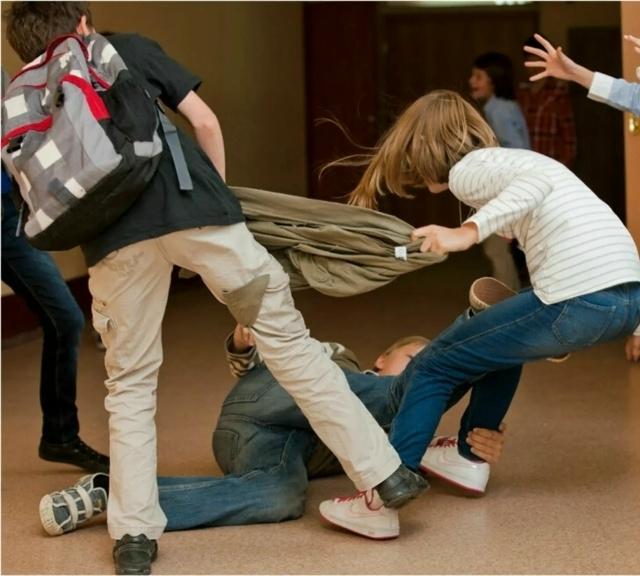 В школьном коридоре это выглядит почти обыденно.