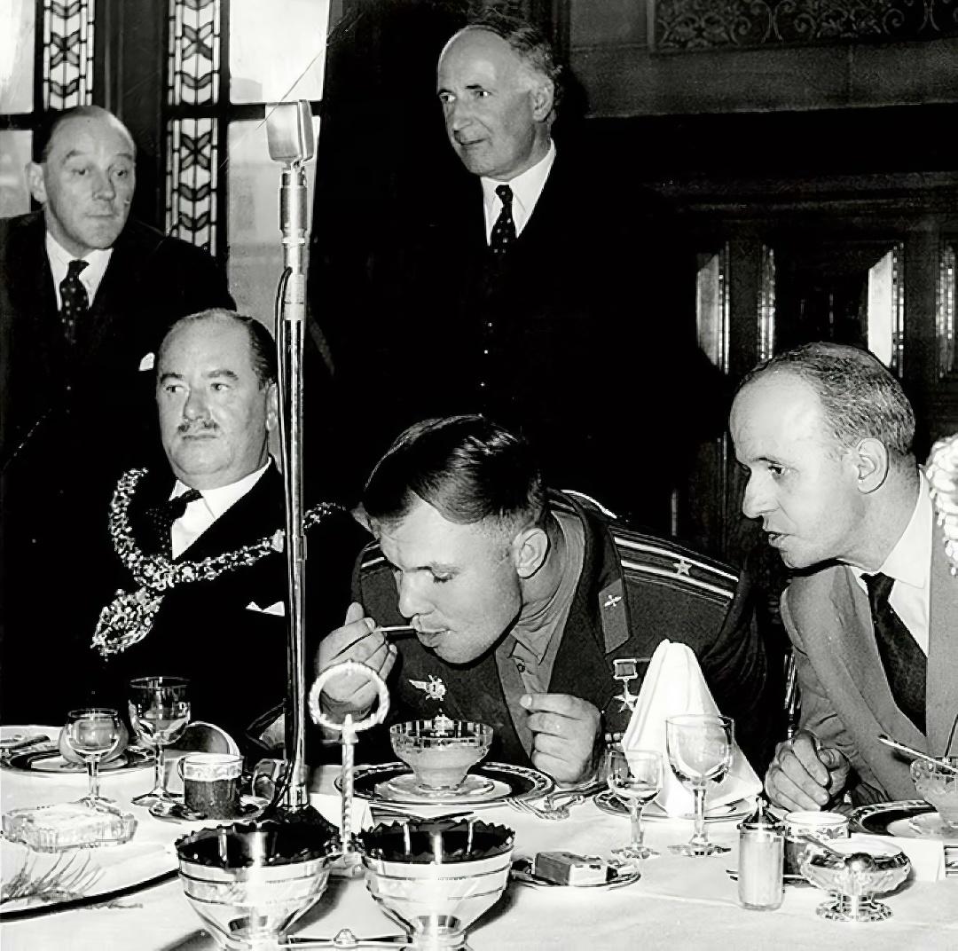 Гагарину на приёме у королевы Великобритании подали чай с лимоном. Выпив чай, он достал ложечкой лимон и съел его.