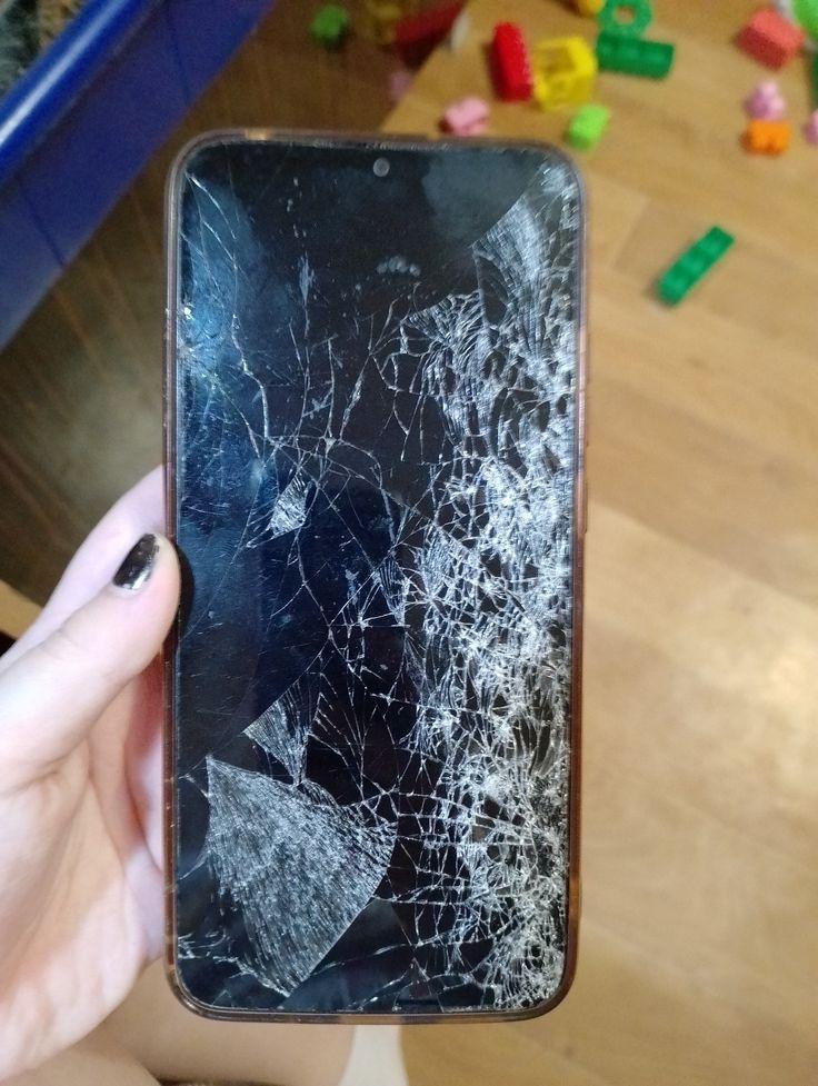 В одном районном паблике девушка выложила фото разбитого телефона. Подпись: "Итоги воспитательной беседы с братом. Мама попыталась забрать у него телефон — он психанул и бросил об стену. Ему 11 лет."