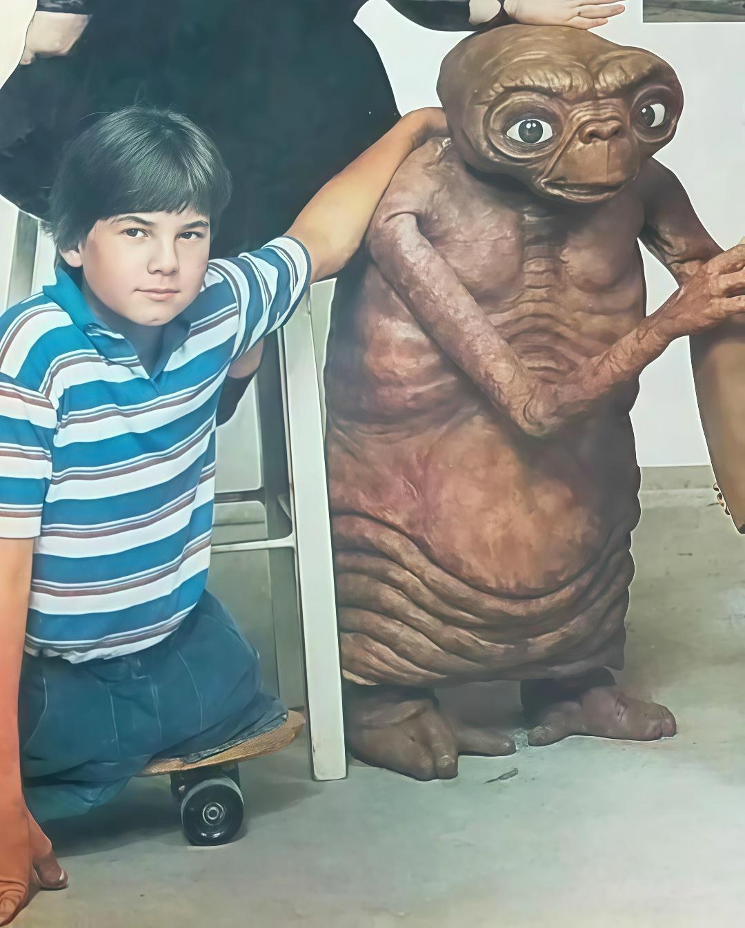 Знаете ли вы, что актер в костюме инопланетянина — ребенок с ограниченными возможностями?