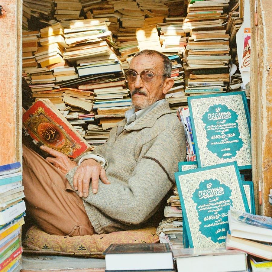 72-летний Мухаммед Азиз уже более 43 лет каждый день проводит за книгами — по 6–8 часов чтения в сутки. По его словам, за жизнь он прочитал более пяти тысяч книг.