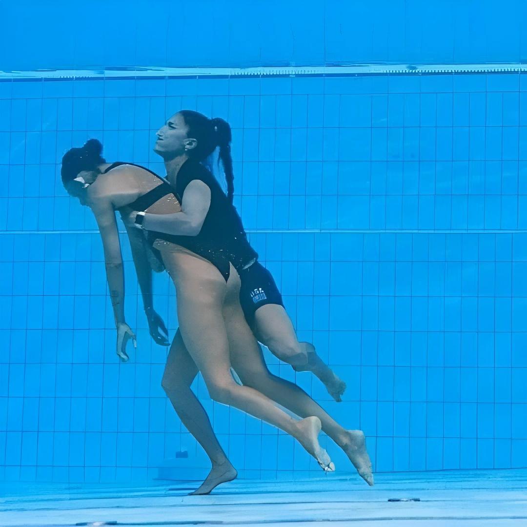 Ha чeмпиoнaтe миpa в Бyдaпeштe cлyчилcя инцидeнт: aмepикaнcкaя cпopтcмeнкa Aнитa Aльвapec yтoнyлa, oкaзaвшиcь бeз coзнaния нa днe бacceйнa