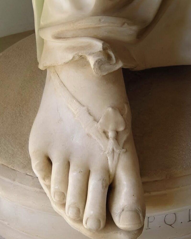 Стопа, у которой второй палец длиннее большого, известна как «греческая стопа»