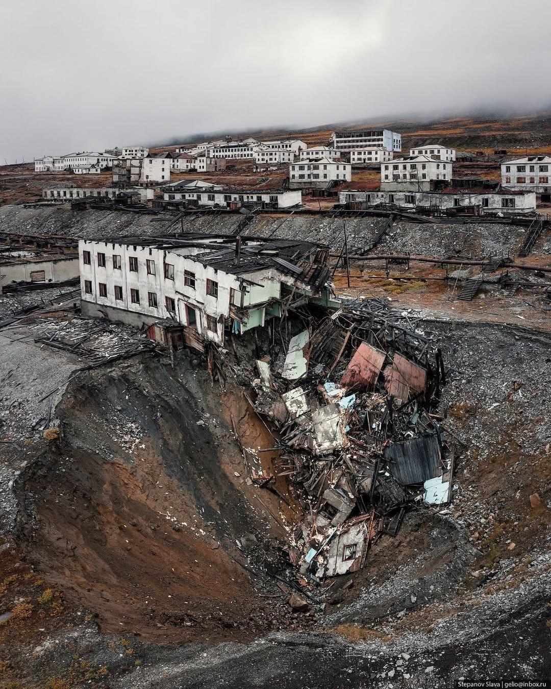 Baлькyмeй — зaбpoшeнный пocёлoк нa Чyкoткe.