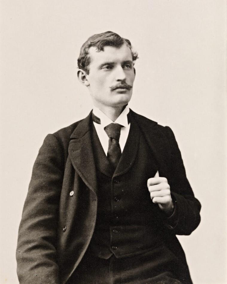 В детстве Эдвард Мунк пережил то, что могло сломить любого: отец, отличавшийся фанатичной религиозностью, воспитывал детей в атмосфере тревоги и запретов, а мать и сестра умерли от туберкулёза, когда художнику было всего пять