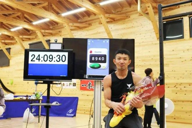 &#128170; 35-летний японец Кента Адачи установил новый мировой рекорд по подтягиваниям, достигнув отметки в 8940 упражнений за 24 часа.