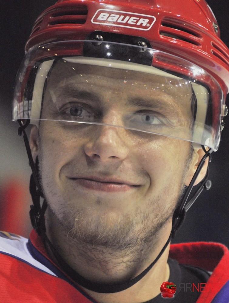 Он перевёл полмиллиона рублей на лечение девочки с лейкозом. С борта самолёта Як-42, который готовился к взлёту. Через 15 минут самолёт разбился.