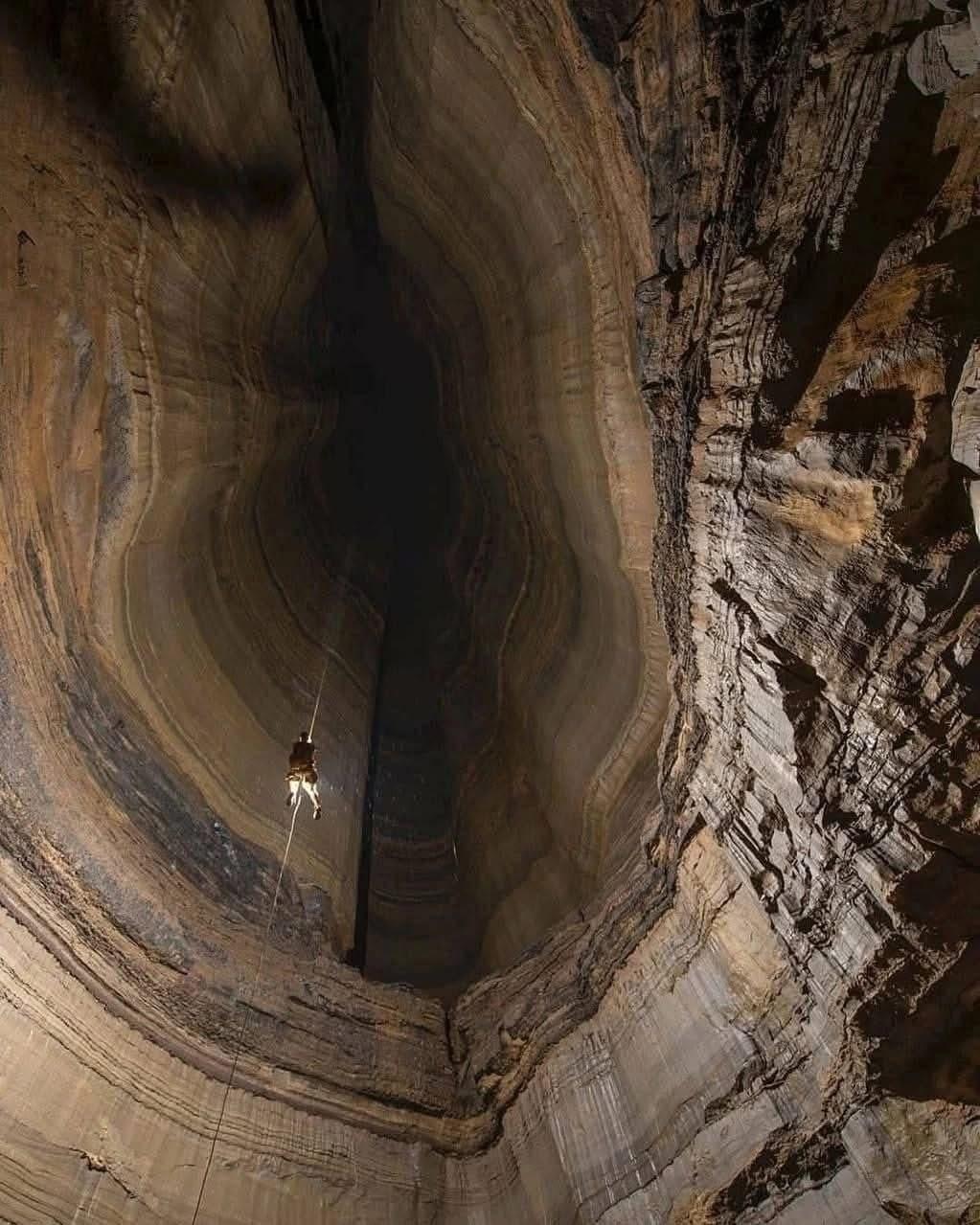 Пещера Веревкина в Абхазии. Глубина: 2212 м. Длина: 13 500 м.