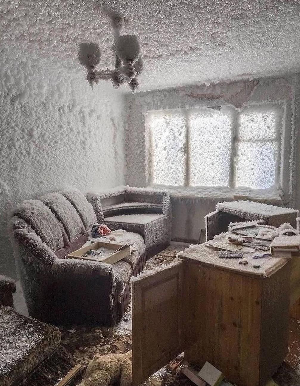 Заброшенные, промёрзшие до основания дома.