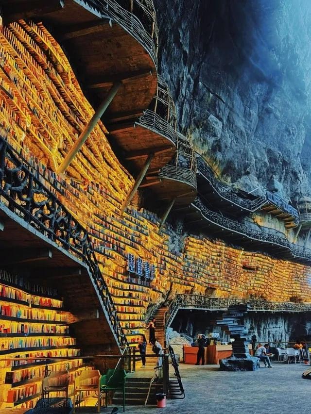 КНИЖНЫЙ МАГАЗИН НА КРАЮ ОБРЫВА