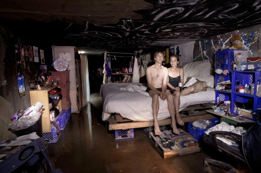 По ту сторону Лас-Вегаса: в подземельях знаменитого своей роскошью города скрываются сотни людей.