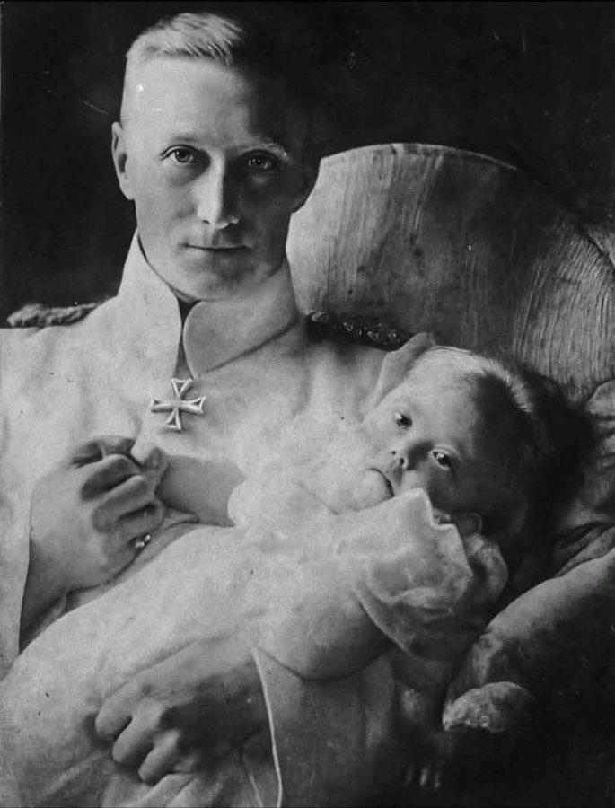 В 1915 году в Германии родилась принцесса с синдромом Дауна, и, что необычно для того времени, её не стали скрывать от публики.