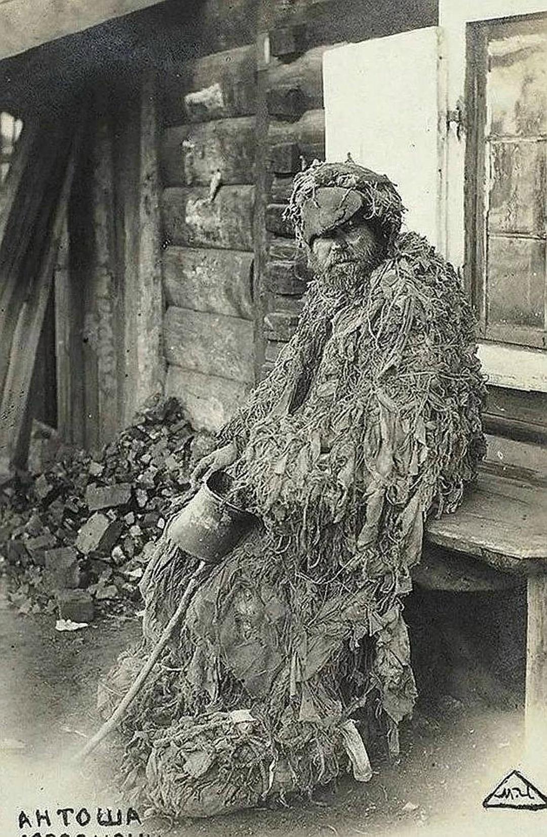 Юродивые в России считались людьми, которым помогает сам Господь. На фото изображен Антоша Юродивый из Иркутской губернии, 1900 год. Автор фотографии неизвестен.