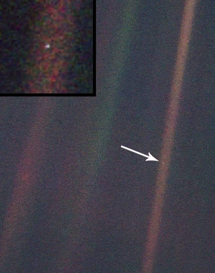 Фотография планеты Земля (Pale Blue Dot), сделанная зондом «Вояджер-1» с рекордного расстояния в 5,9 миллиарда км. (радиосигнал шел до Земли 5,5 часов), показывающая её на фоне космоса.
