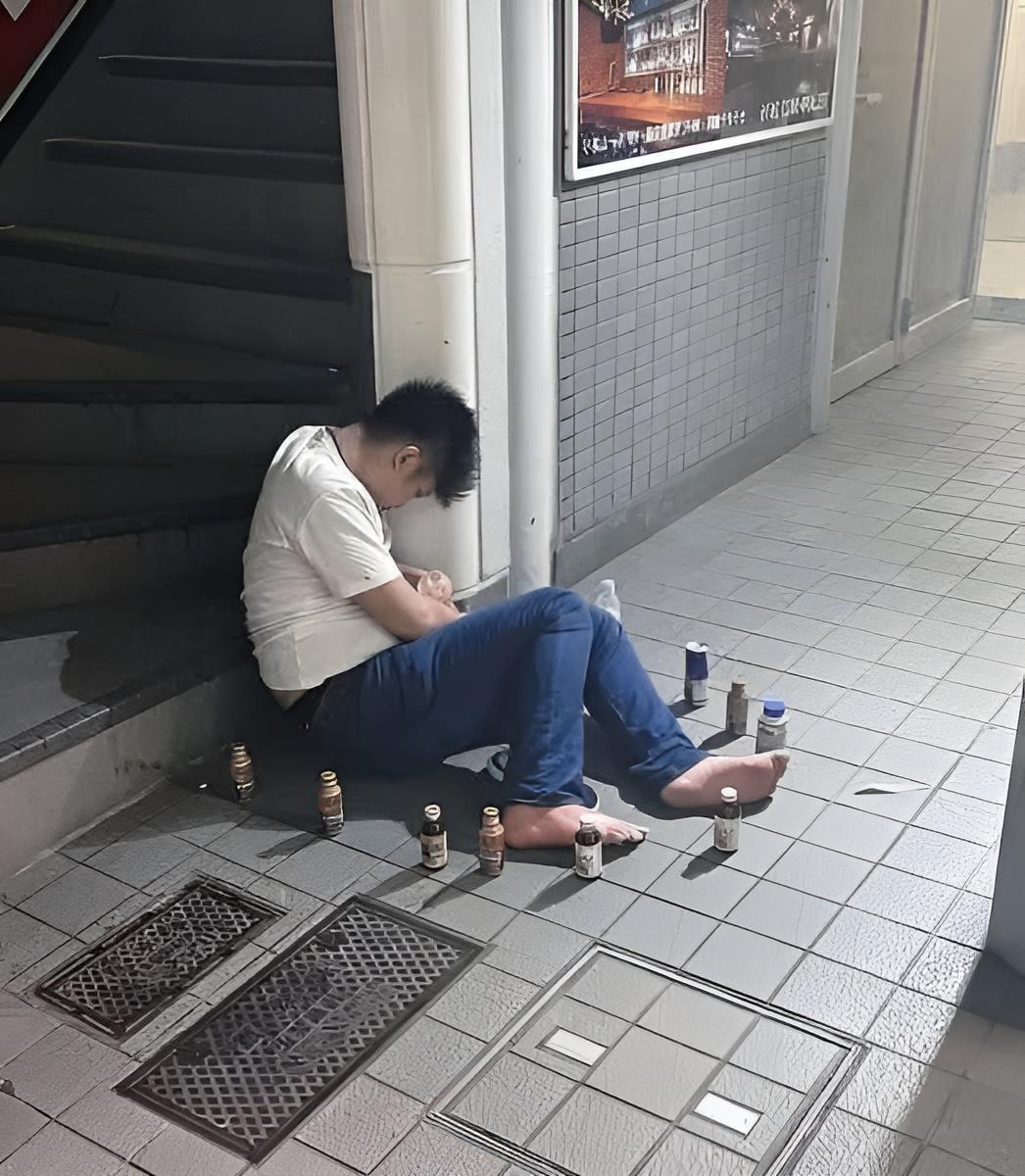 В Японии никого не удивляет, если на улице встречается человек, перебравший с алкоголем. Вместо того чтобы будить его, прохожие обычно оставляют его в покое — из уважения.