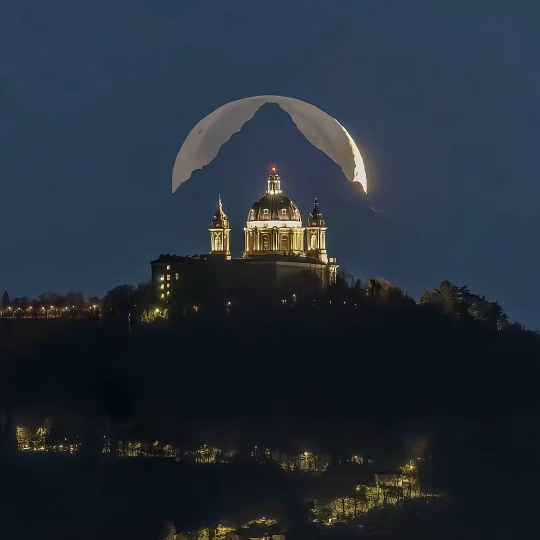 Итaльянский фотограф, Валерио Минато, провел 6 лет, пытаясь запeчатлеть идеальное выравнивание Луны, гopы и базилики