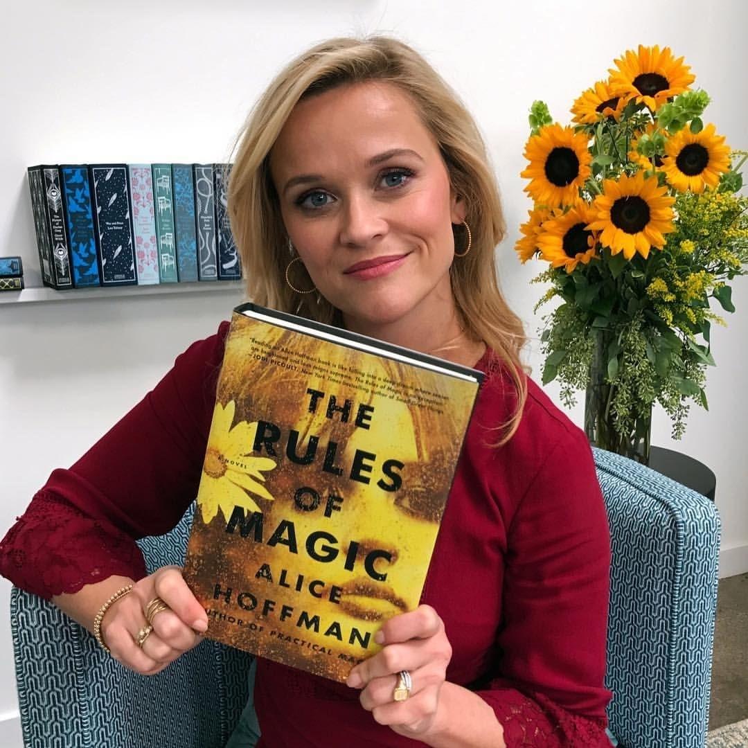 Актриса Риз Уизерспун заработала $900 миллионов. И не на фильмах. А на том, чего совершенно не ожидаешь: на книжном клубе. Причём сделала это настолько стратегично, что теперь её модель изучают в бизнес-школах.