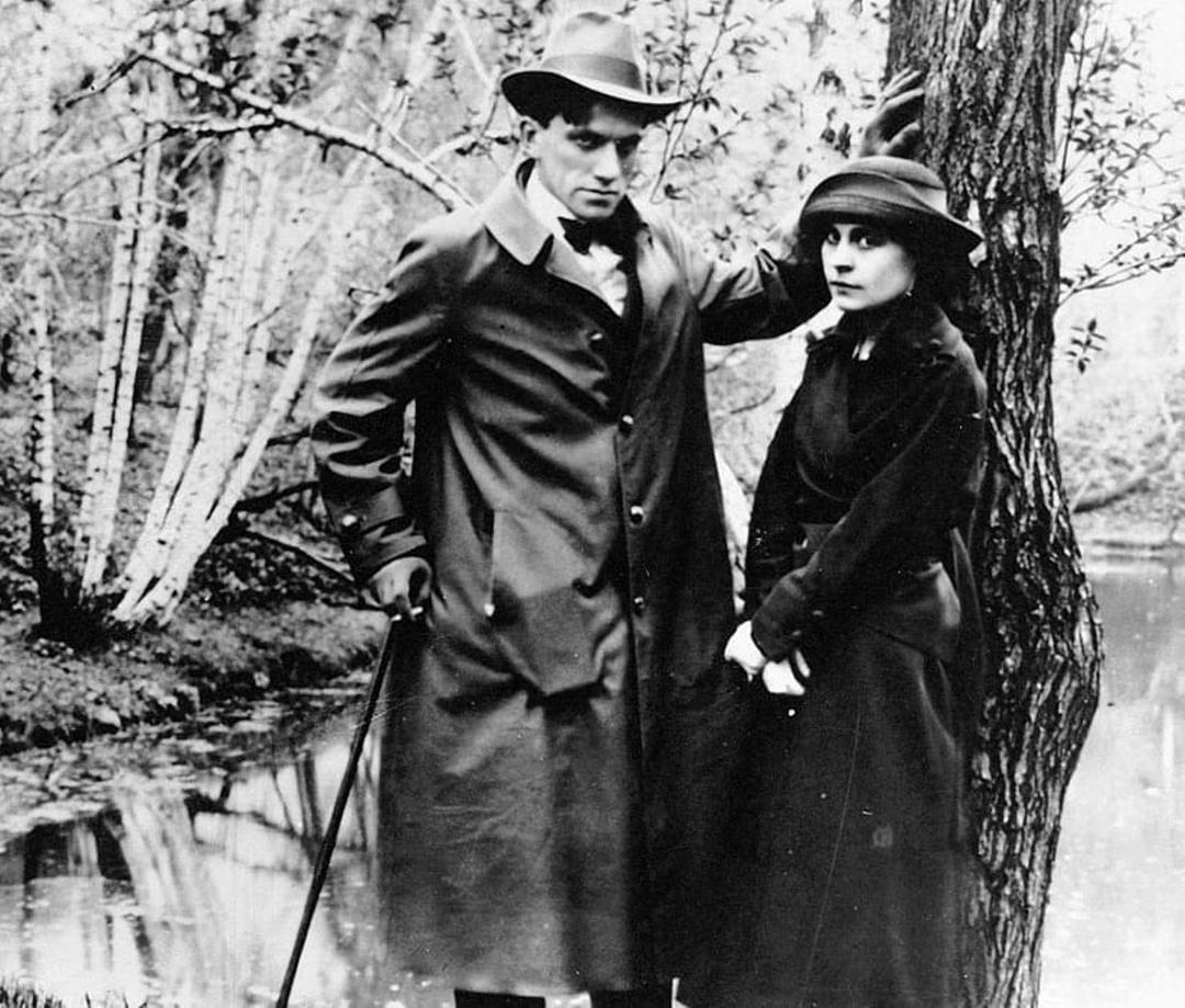 Чего попросить у мужчины, который поехал в Париж? Ну точно не сыра и не брелок с Эйфелевой башней. Идеальный список составила Лиля Брик для Владимира Маяковского, поехавшего во Францию: