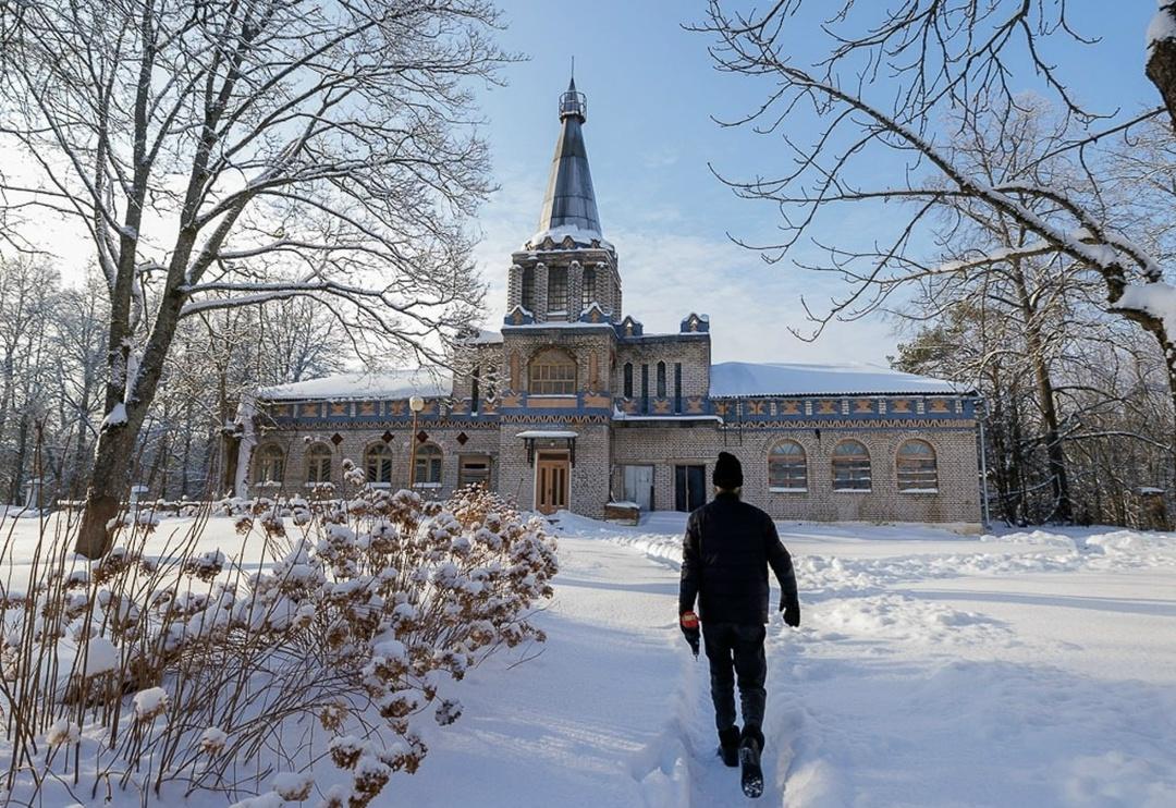 Мужчина купил заброшенную ПСИХУШКУ за 7800 рублей на аукционе и переехал туда жить.