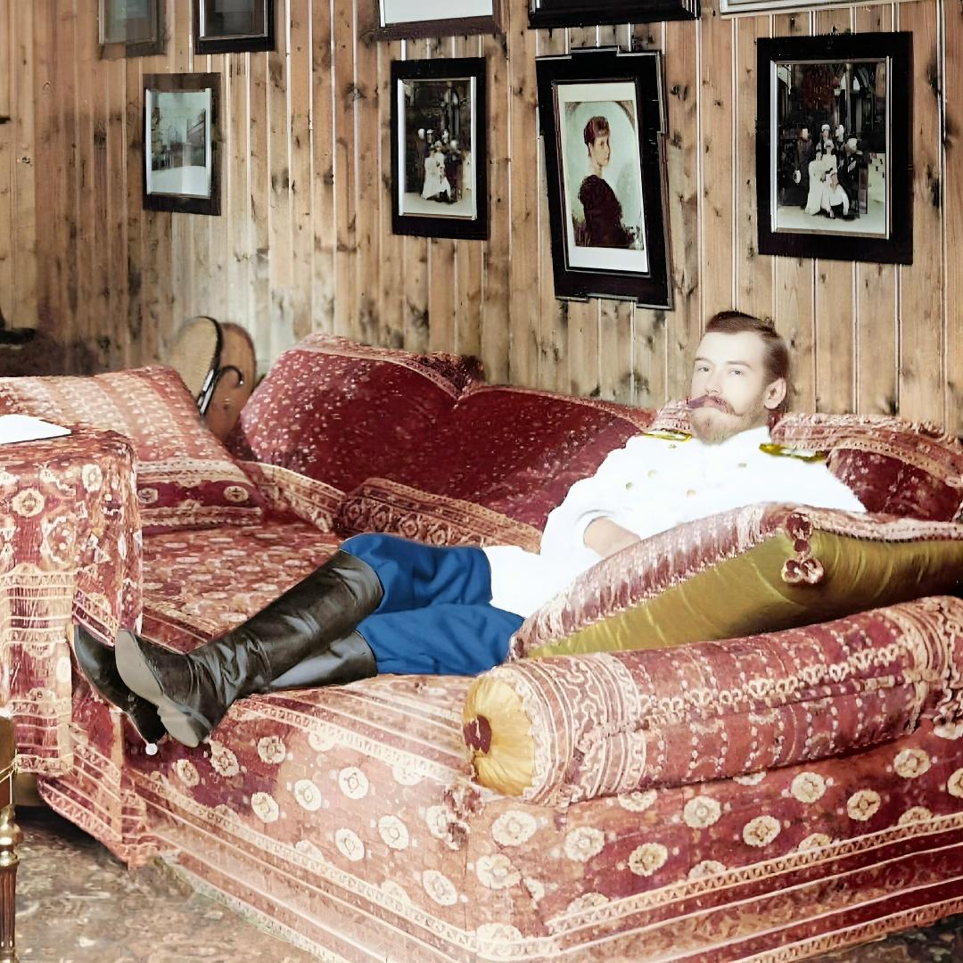 Император Николай II в своем охотничьем домике, 1894 год.