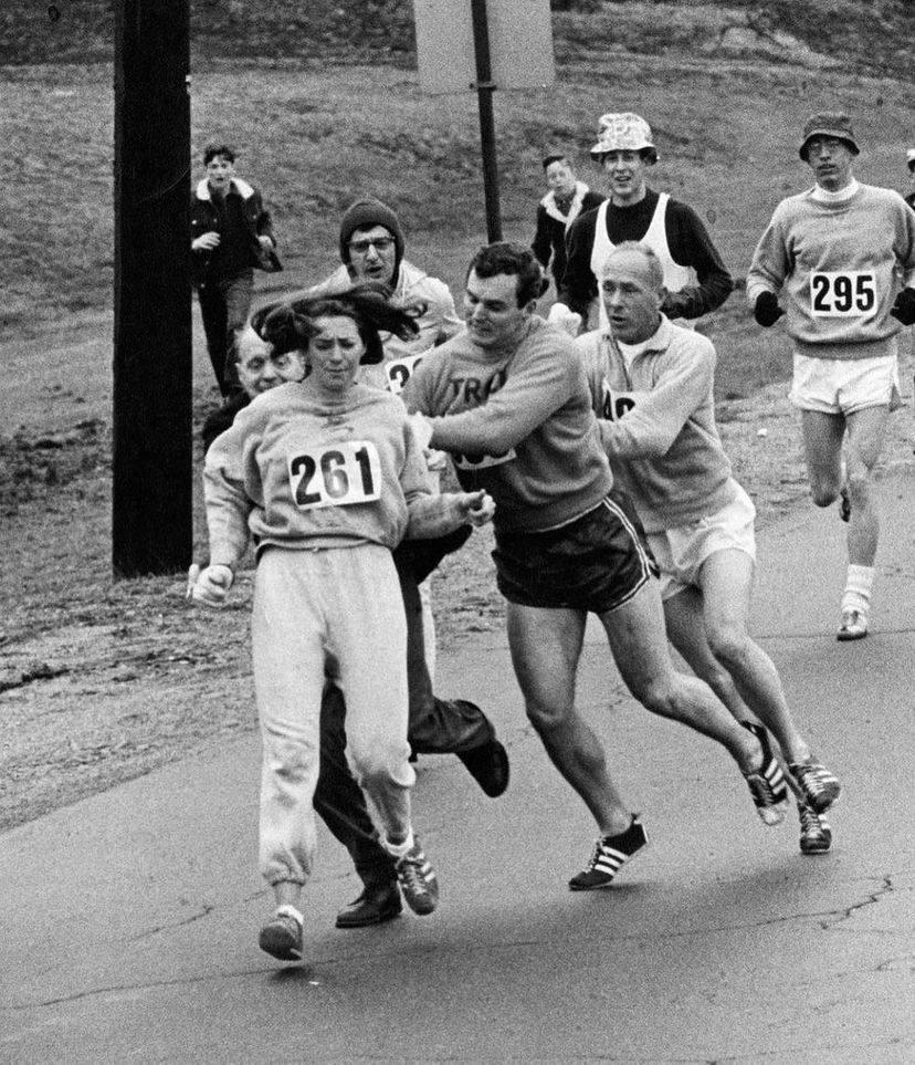 Катрин Швитцер стала первой женщиной, которая официально зарегистрировалась и пробежала Бостонский марафон в 1967 году