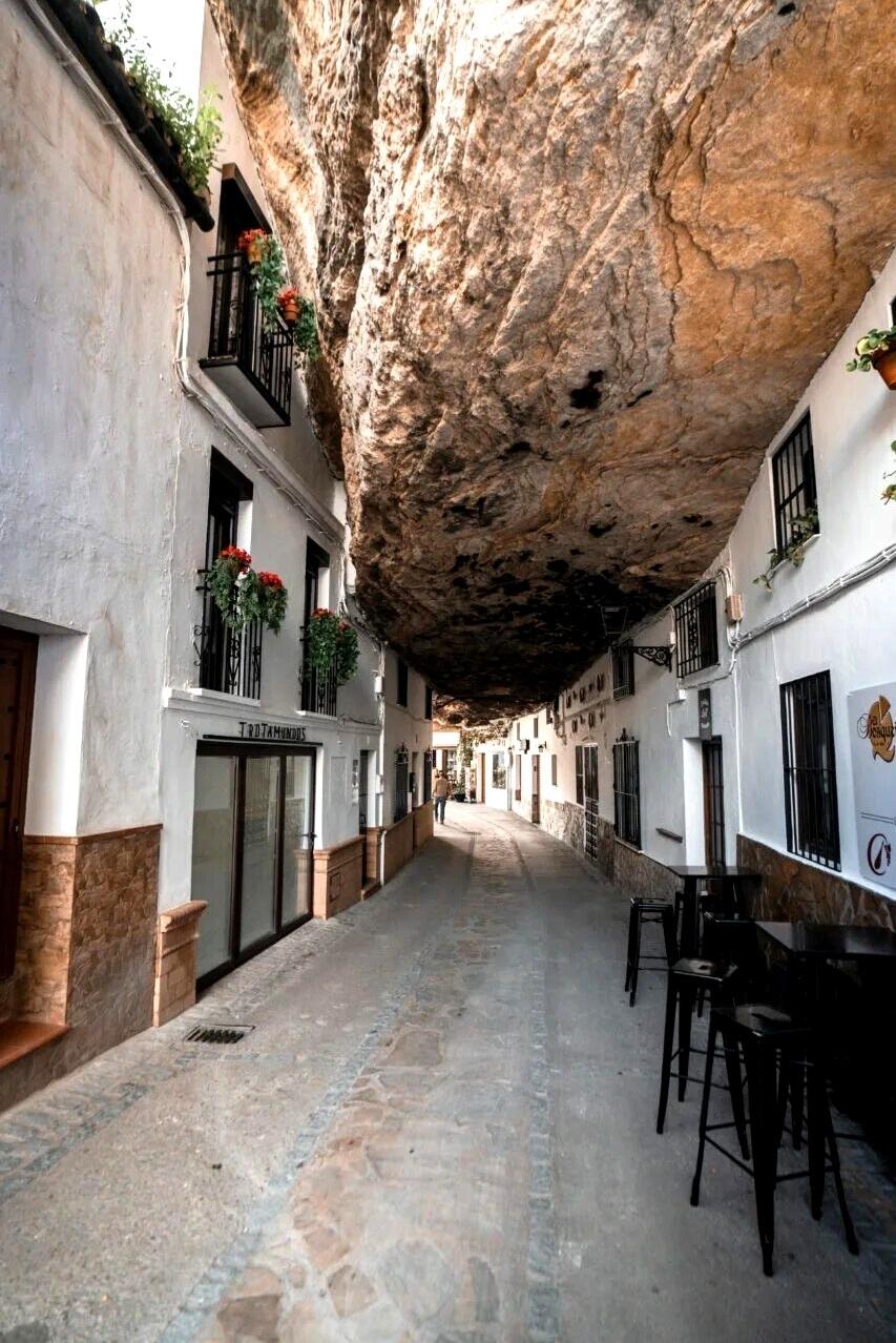 Город Сетениль в Испании — один из самых странных городов в мире. У многих домов стены и крыши — это часть скалы. По сути, его жители живут под большой скалой.