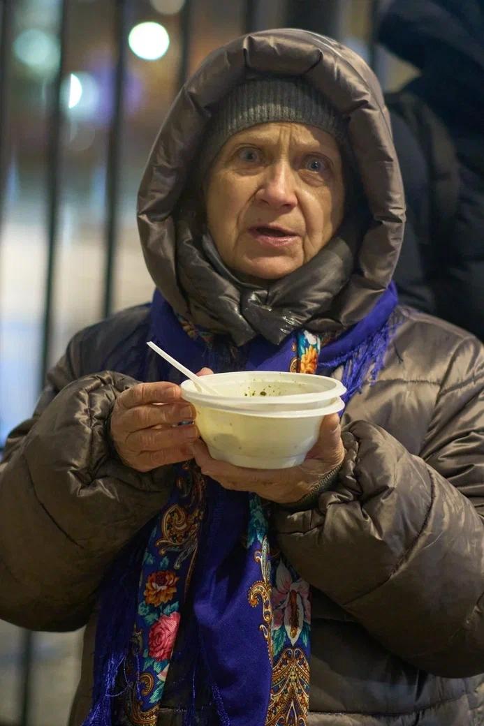 Пока город спешит к домашнему уюту и тёплым ужинам, есть люди, которые стоят в очереди у храма, чтобы просто поесть горячего супа. Для многих из них это единственный нормальный приём пищи за весь день.