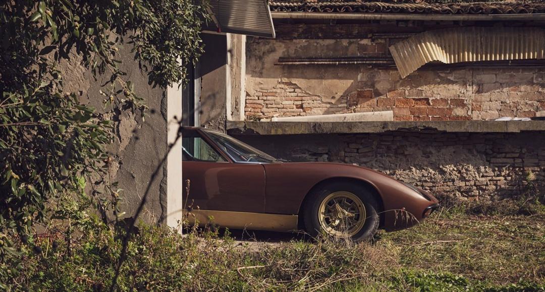 Утраченное сокровище: редчайшую Lamborghini Miura 1972 года нашли за амбарной стеной в Италии