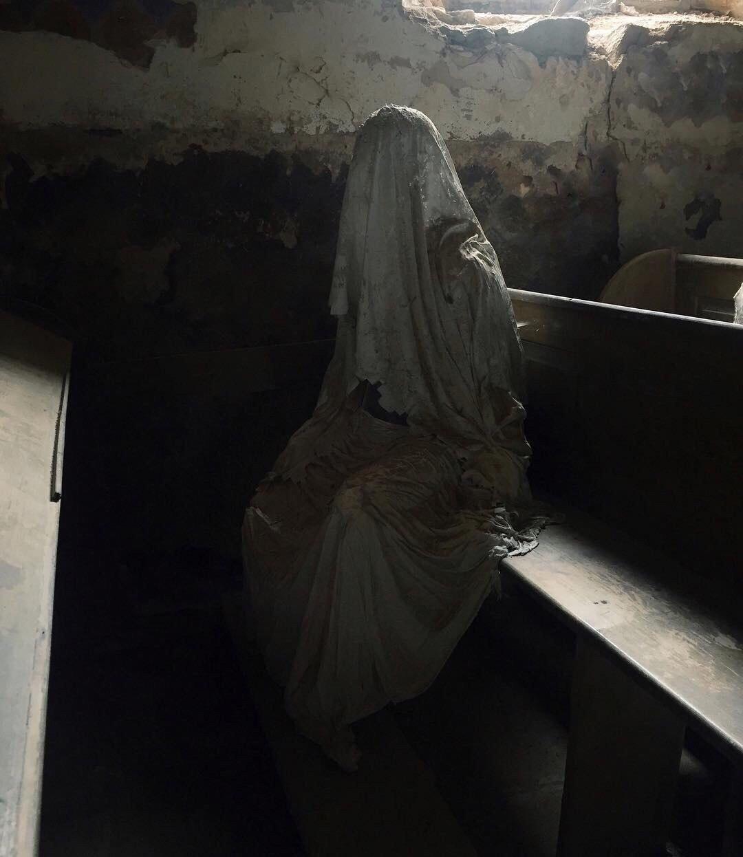 Один из самых жутких и завораживающих скульптурных перформансов современности — работа Якуба Хадравы.