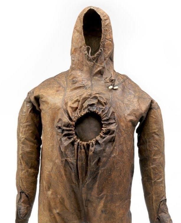 На первый взгляд — жутковатый кожаный комбинезон, будто из фильма ужасов. Но на самом деле это подлинный инуитский китобойный костюм XIX века из Гренландии (до 1834 года).