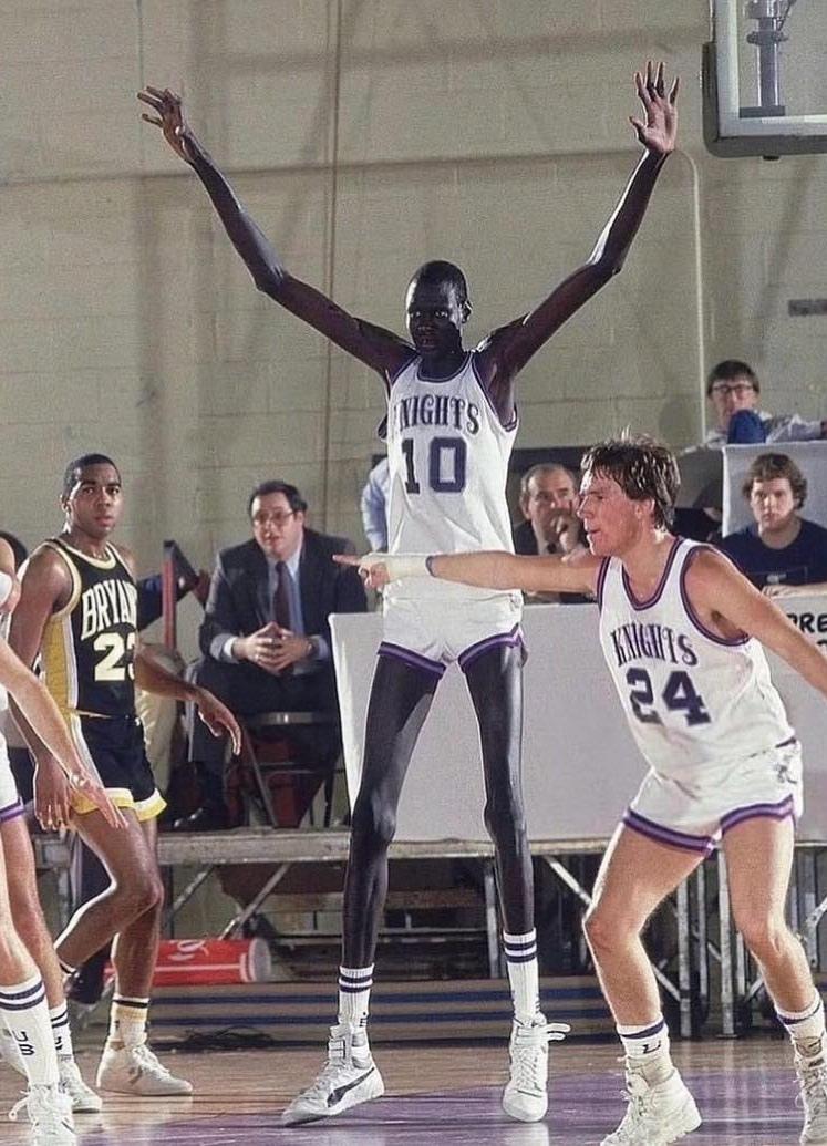 С ростом 2 метра 31 сантиметр Мануте Бол казался пришельцем даже в лиге гигантов. На фоне атлетичных игроков НБА его фигура выглядела сюрреалистично: невероятно узкие плечи, бесконечно длинные руки и силуэт, устремленный в небо.