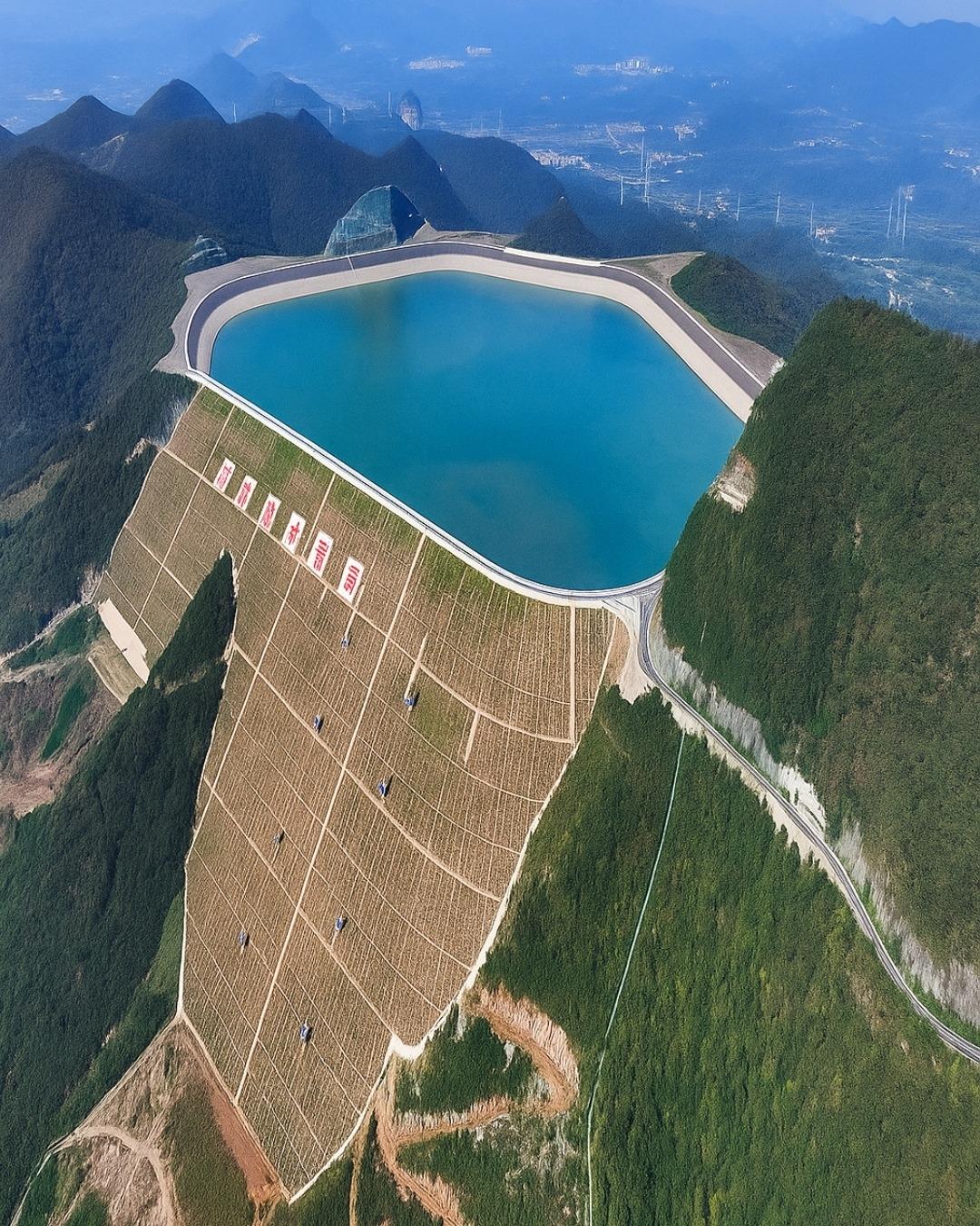 В Китае запустили инженерное чудо: плотину высотой с 60-этажный небоскрёб.