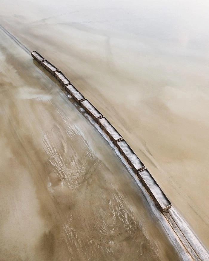 Рельсы, уходящие прямо в воду, – зрелище почти сюрреалистичное. Но на озере Баскунчак, недалеко от Волгограда, это реальность. Здесь, на дне солёного водоёма, проложена железная дорога длиной 76 км, предназначенная для добычи и транспортировки соли.