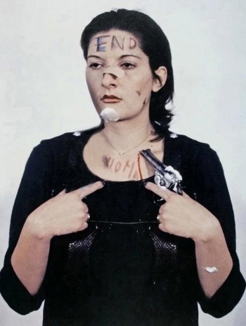 В 70-е годы XX века сербская артистка Марина Абрамович осуществила поразительный эксперимент.