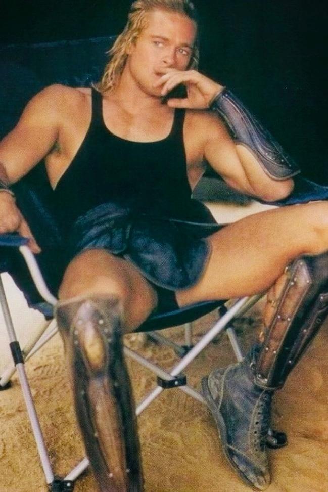 Брэд Питт перед съемками в роли Ахиллеса в фильме «Троя» (2004) полгода потратил на походы в зал и оттачивание силуэта, чтобы привести себя в форму, выгравировать своё тело, как у греческой статуи, и обучиться навыкам владения мечом.