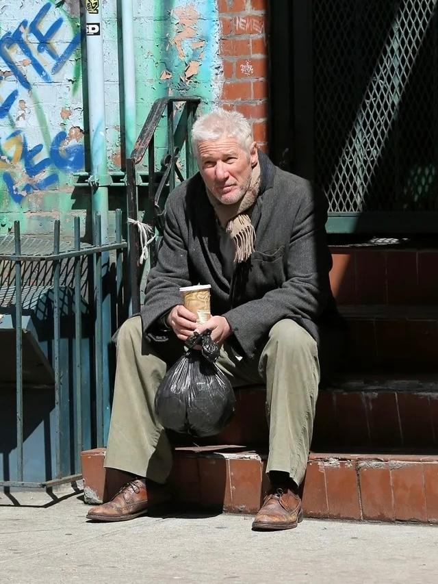 История, произошедшая на съемках фильма с Ричардом Гиром в главной роли, изменила его отношение к обездоленным.