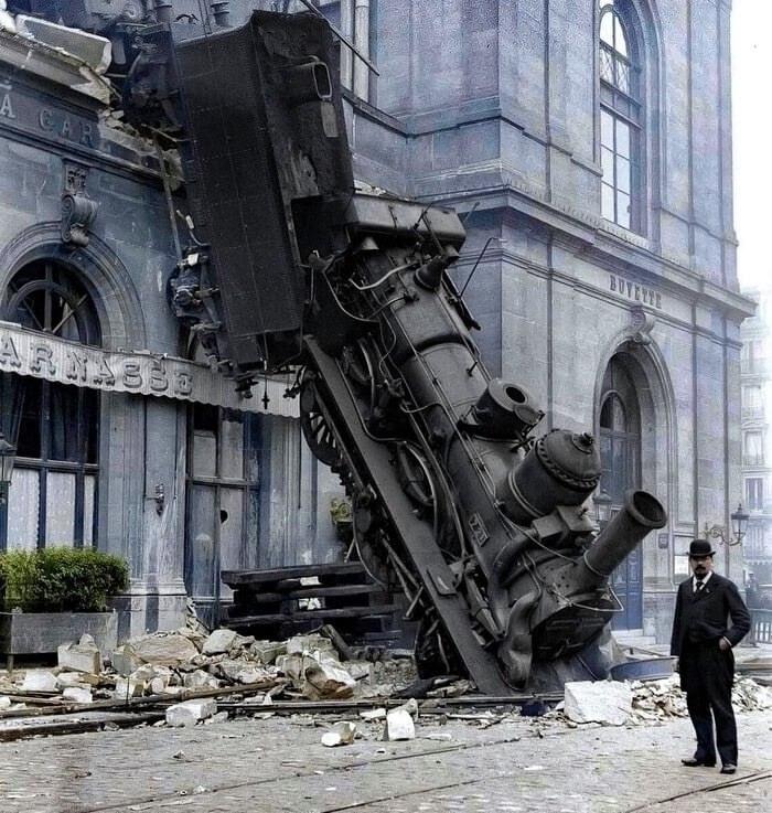 22 октября 1895 года произошло крушение на вокзале Монпарнас. Оно стало одним из самых знаменитых железнодорожных происшествий.