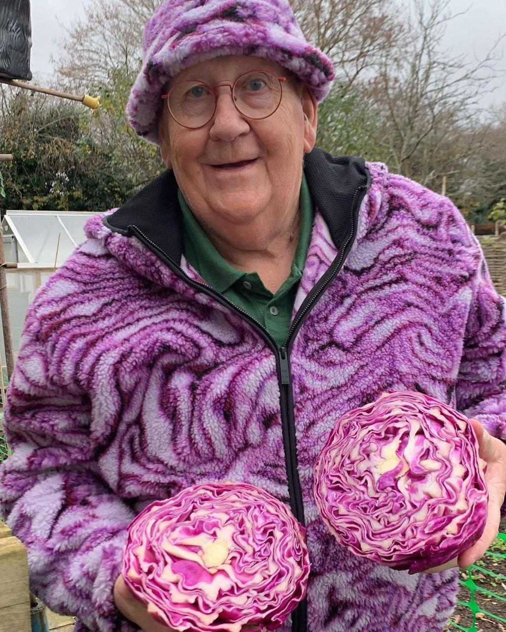 73-летний Джеральд Стратфорд создал страничку, чтобы поделиться фотографиями овощей, которые вырастил своими собственными руками.