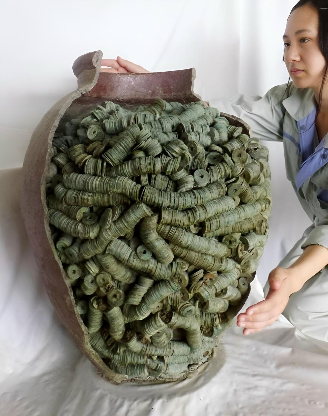 Кувшин с 40000 монетами, который сохранился в Японии ещё со Средневековья