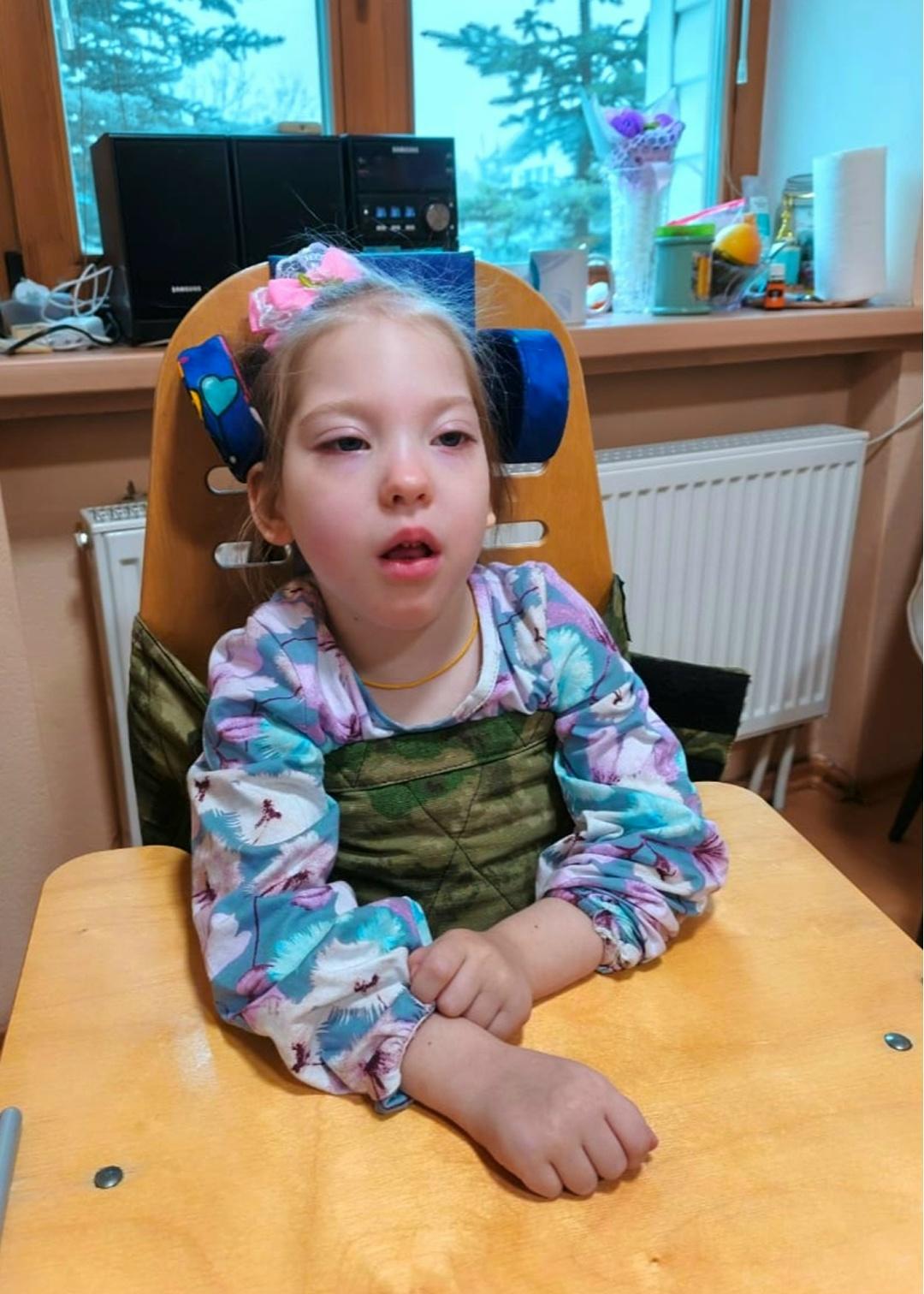 «Я рожала Софию 18 часов. Врачи тогда приняли решение не ускорять процесс, и, как итог, было обвитие пуповиной, дочку почти сразу забрали в реанимацию. В год нам сказали: ДЦП. Я тогда не поняла половины слов, но хорошо поняла одно, легко точно не будет.