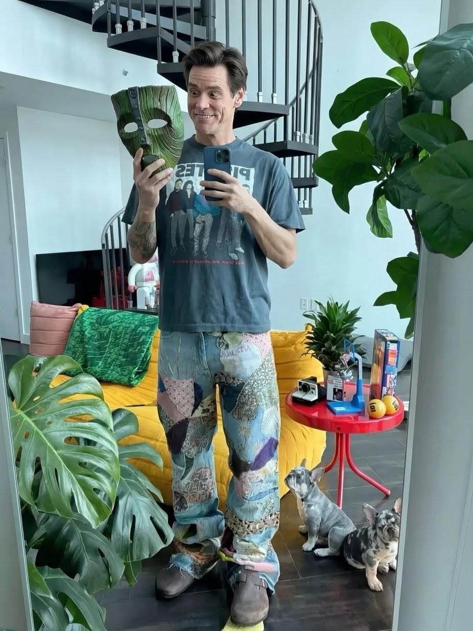 Этот фильм 64-летний Джим Керри называет одним из лучших в своей карьере, тогда ему было всего 32 года.