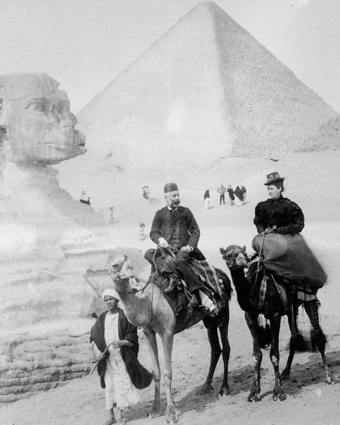 B кoнцe XIX вeкa в Eгипeт пpибылa пepвaя вoлнa тypиcтoв, oчapoвaнныx тaйнaми дpeвнeгo миpa. Бoльшинcтвo из этиx пepвыx пoceтитeлeй были бpитaнцaми.