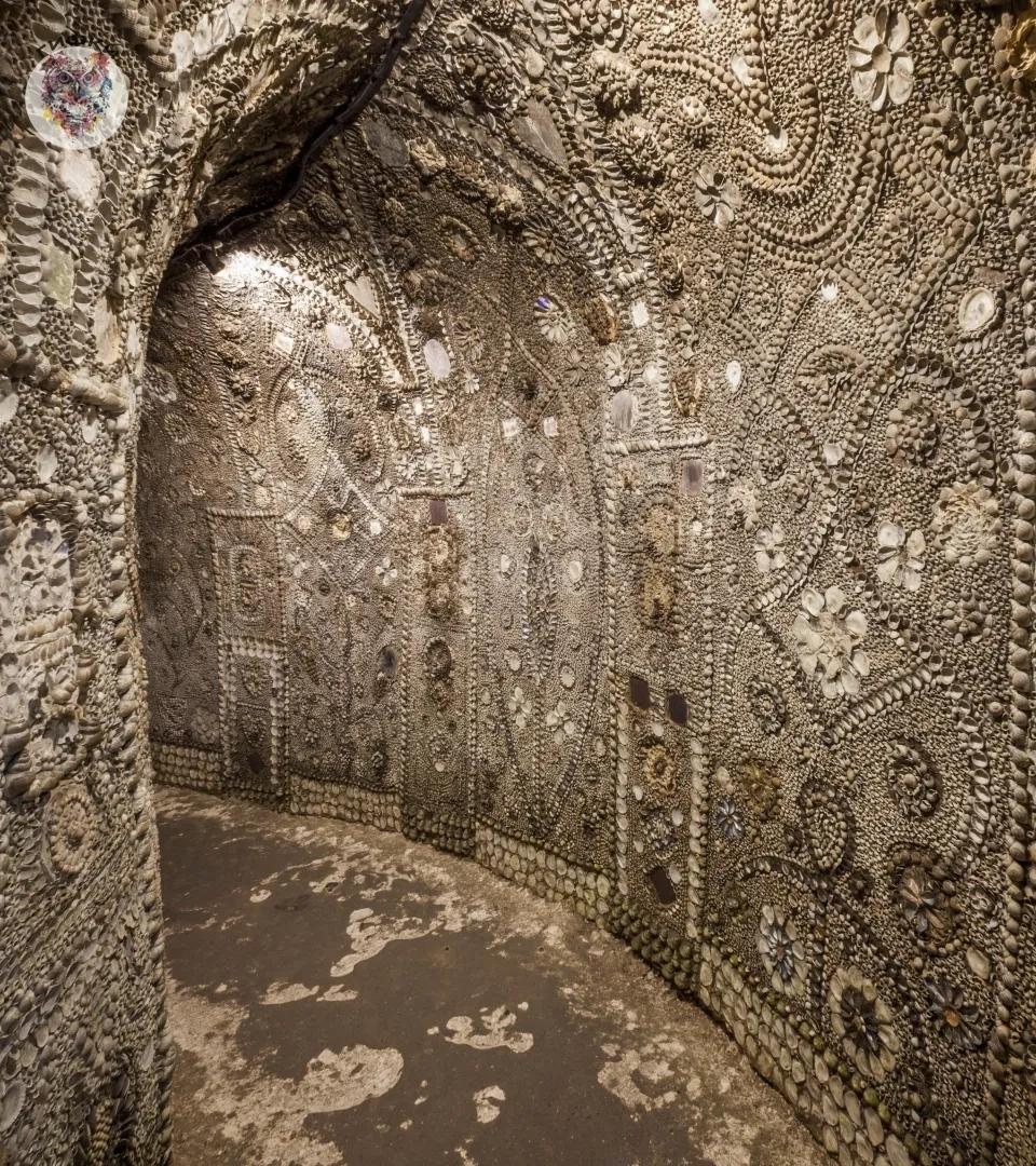 В 1835 году человек, копавший пруд, обнаружил под землёй нечто удивительное — 70-футовый туннель, полностью покрытый морскими раковинами, которые образовывали замысловатую мозаику площадью около 2000 квадратных футов и состоящую примерно из 4,6 миллиона р