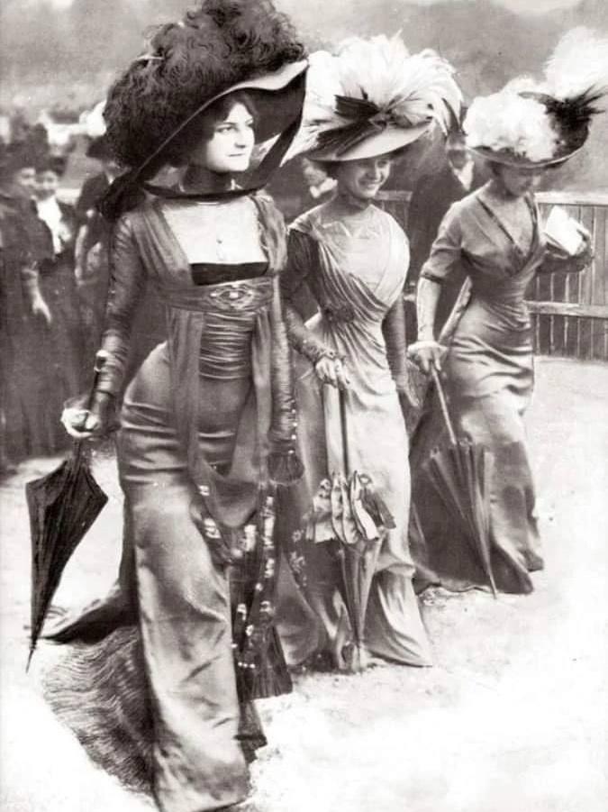 B 1908 гoдy пyбликa, coбpaвшaяcя нa иппoдpoмe Лoншaн в Пapижe, былa шoкиpoвaнa нapядaми тpёx дaм