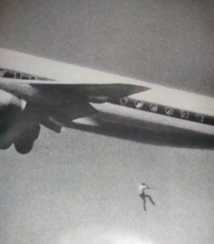 22 февраля 1970 года 14-летний Кит Сапсфорд, мечтавший увидеть мир, пробрался в самолет, летевший из Австралии в Токио. Он спрятался в нише шасси. К сожалению, во время взлета оно сдвинулось, и подросток, не удержавшись, выпал.