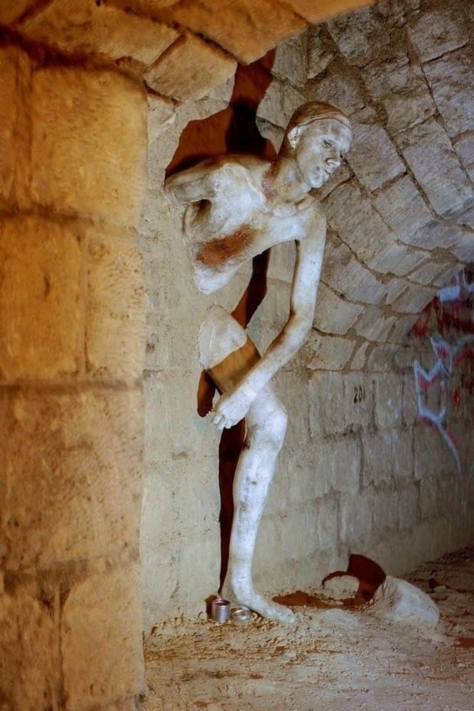 Скульптура Le Passe-Muraille («Человек, который прошёл сквозь стены») находится вовсе не в парижских катакомбах, а в квартале Монмартр — и её история куда светлее, чем может показаться на первый взгляд.