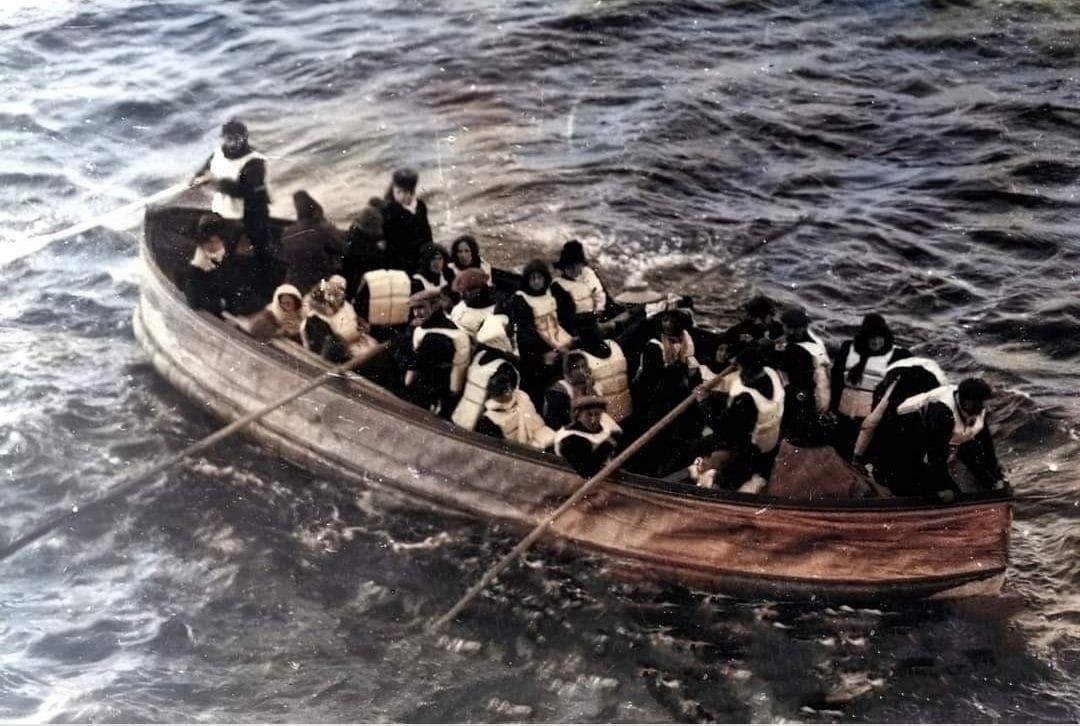 Когда «Титаник» затонул, среди спасшихся пассажиров первого класса почти все были женщинами и детьми.