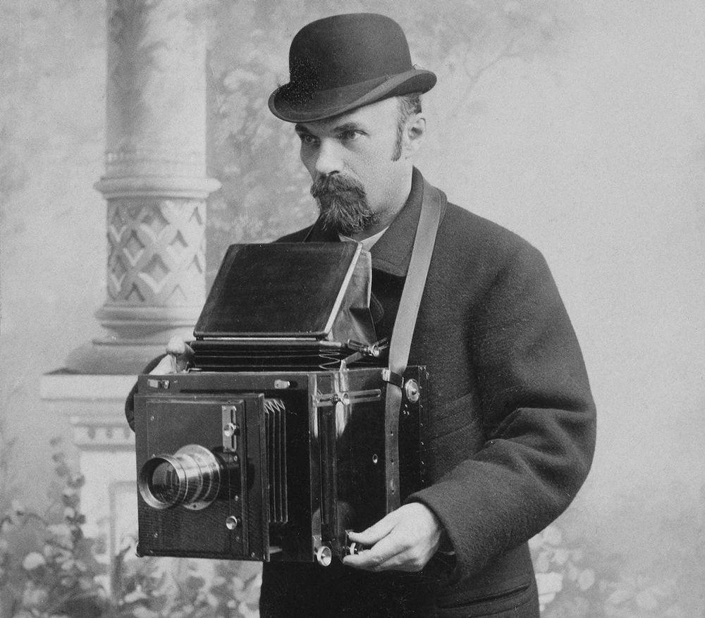 А вы замечали, что люди на старых фотографиях практически не улыбаются.