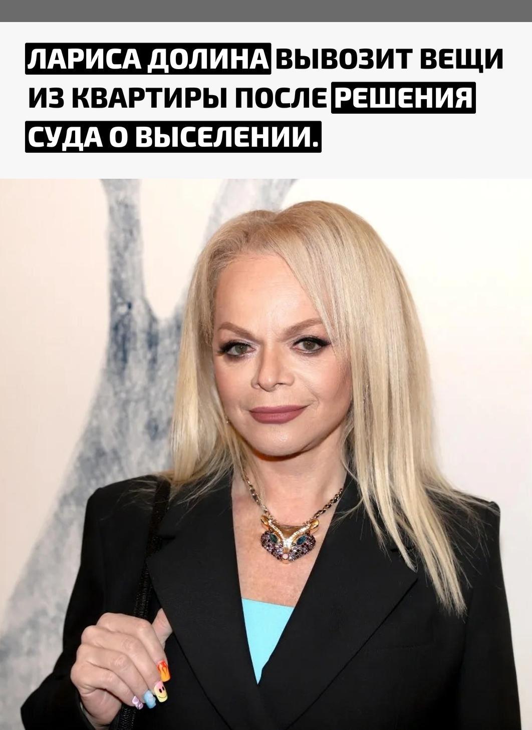 СМИ заметили баул с вещами певицы в салоне её Toyota Alphard стоимостью около 16 миллионов рублей. Вещи она вывозит частями.